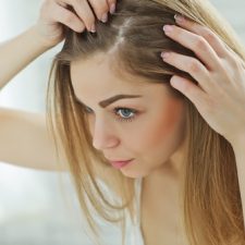 Swędząca skóra głowy – przyczyny i sposoby zapobiegania